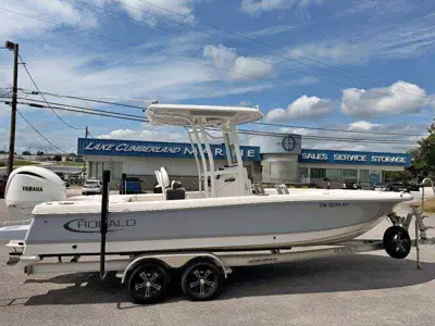 2023 Robalo 246 Cayman
