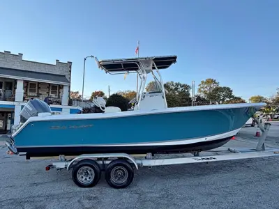 2011 Seahunt 225 triton center console.