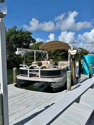 24’ Sun Tracker Signature Pontoon Boat