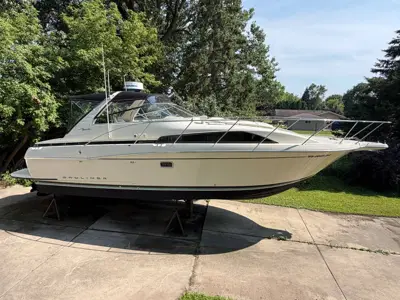 Bayliner 32’ Avanti Express Cruiser Low Hours!
