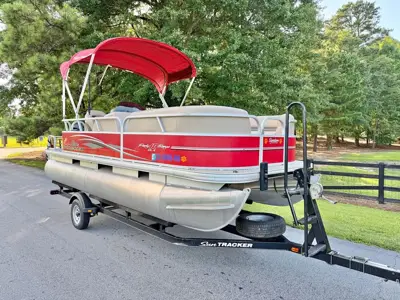 2015 Suntracker 18 DLX Party barge Pontoon boat - Low hours!
