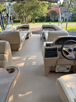 Pontoon boat
