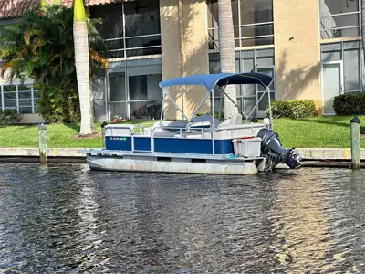 Pontoon boat
