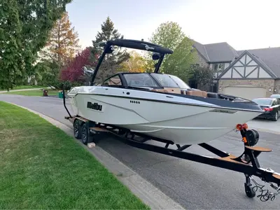 Malibu Wakesetter 25’ LSV Wakeboard Boat
