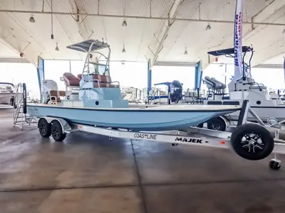 2027 Majek 25 Illusion - 25ft Bay Boat