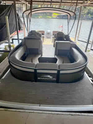 2022 Bennington 23L Bowrider