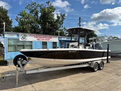 2023 Robalo 246 Cayman