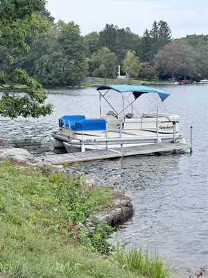Pontoon boat