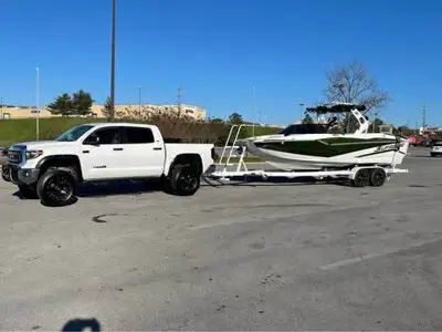2021 Supreme Wakesurf boat w/ gear