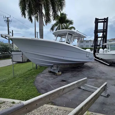 2023 Robalo 302 cc