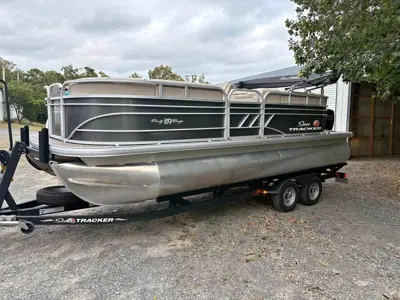 2021 SunTracker Party Barge 20’ DLX
