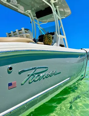 Pioneer 222 Islander Center Console Boat
