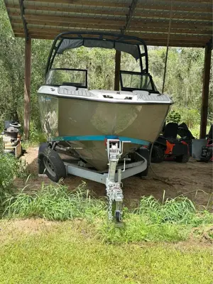 2022 Yamaha AR250 jet boat with a 24.5-foot layout.