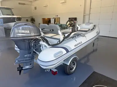 2025 Highfield CL380 FCT — 30HP Yamaha | Console RIB |
