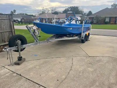 2000 Aluminum thick hull center console