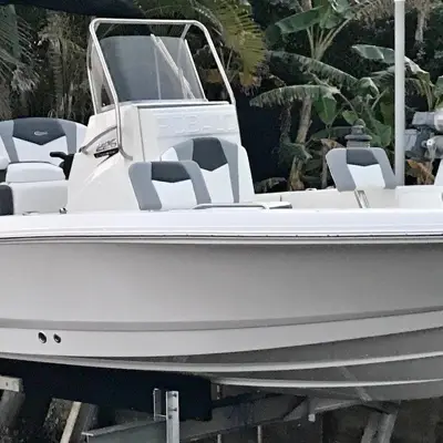 2024 Robalo Cayman 226