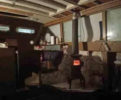 2 bed 1 ba Wooden Cabin Cruiser Boat