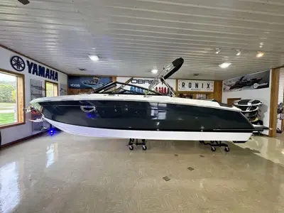 2026 Cobalt boats R8