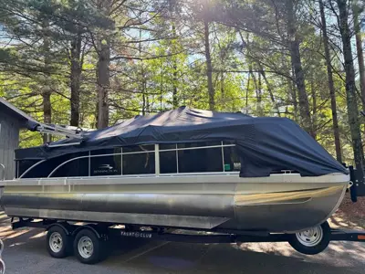 2015 Bennington Pontoon Boat, 22’ SSX, 115 Mercury 4 stroke motor, Brand new Bunk Yacht Club Trailer