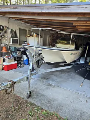 Boston Whaler 18' Outrage - Yamaha 90 + Honda Motor