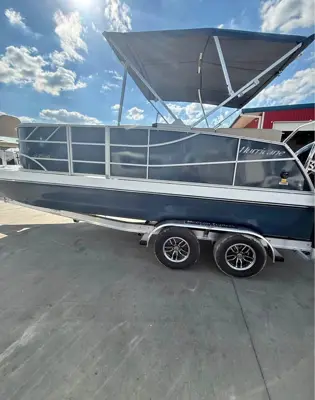 2027 HURRICANE FUNDECK 2260