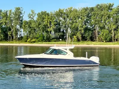 2022 Pursuit 326 dc