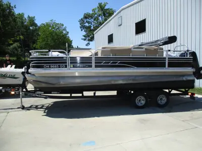 2021 Sun Tracker Fishin' Barge 20 DLX