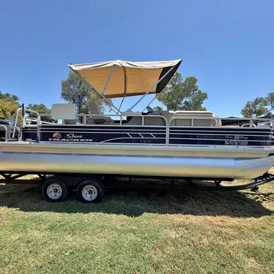 2022 Suntracker Pontoon 22 DLX Fishin Barge