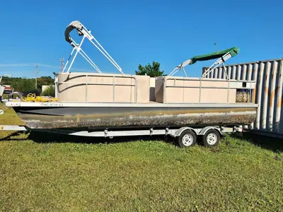 1995 Lowe 24' Pontoon boat – 2016 Suzuki 115hp 4-Stroke
