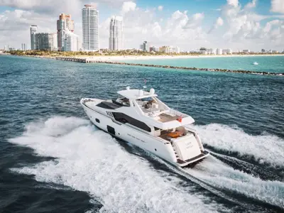 2014 Ferretti 870 | 1,010 MTU Hours | Starlink | Jacuzzi |