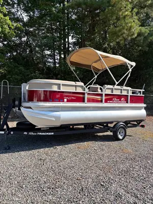 2025 Sun Tracker Party Barge 18 DLX
