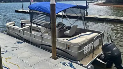 2011 525 Southbay 25 ft Pontoon Boat with a 115 HP 4 Stroke and Trailer