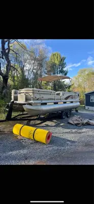 2002 Sun tracker party barge