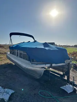 2014 Bennington Pontoon Boat 24’ with trailer. 60 hp mercury engine.