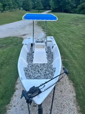Center console boat