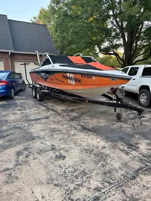 2005 Centurion Avalanche 210 Wakeboard Boat