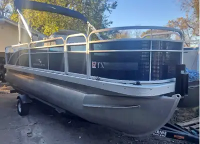 2017 Bennington 218SF Pontoon boat LOW HOURS!!