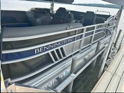 2023 Bennington L23 Pontoon Boat 300 hours