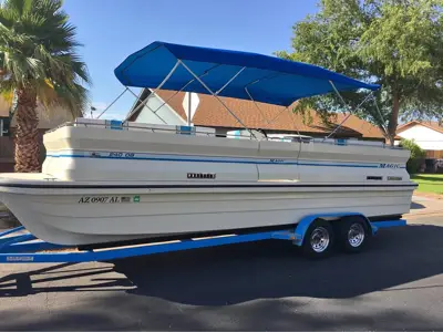 1991 Magic Legend 240 deck boat