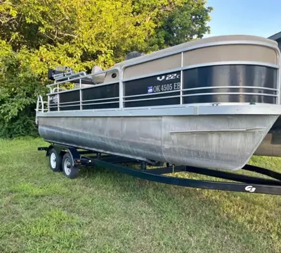2013 Pontoon Boat 22ft