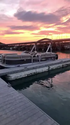 2018 Sun tracker Party barge 18