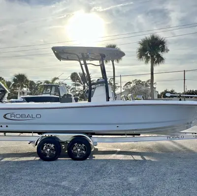 2026 Robalo 246 Cayman Center Console Bay Boat
