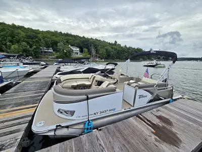 Tahoe LTZ 2285 CRB Pontoon Boat with trailer