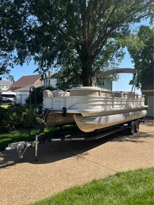 2017 SunTracker 24dlx party barge (pontoon)