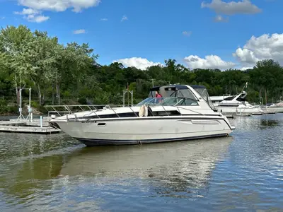 1998 Bayliner Avanti 3685 Express Cruiser