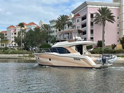 Carver C34 Flybridge Motor Yacht