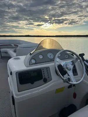 Crest 24ft Pontoon 2007