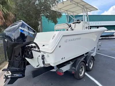 2022 CERTIFIED SAILFISH 242 CC w/BRAND NEW ENGINE!