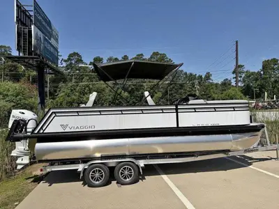 2025 VIAGGIO 22' REAR FISH TRITOON W/200HP X22R