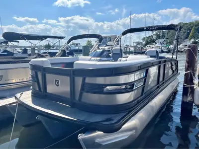 2022 Godfrey aquapatio 235 ulc